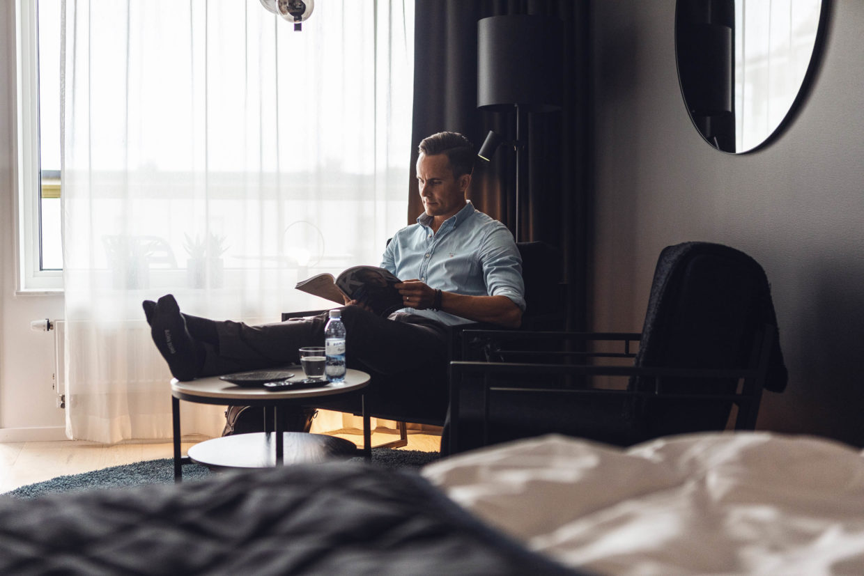Person som läser i hotellrum i Lindköping City