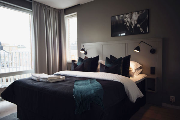 Hotelrum tvåa i executive apartments med bäddad säng och utsikt